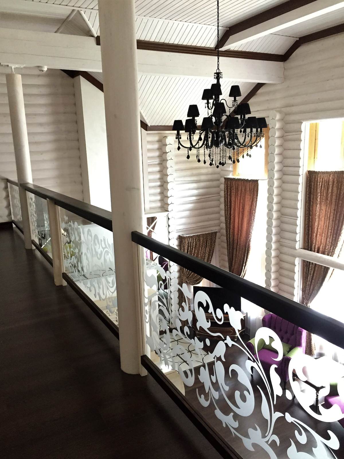 Белоснежный дом в сосновом бору