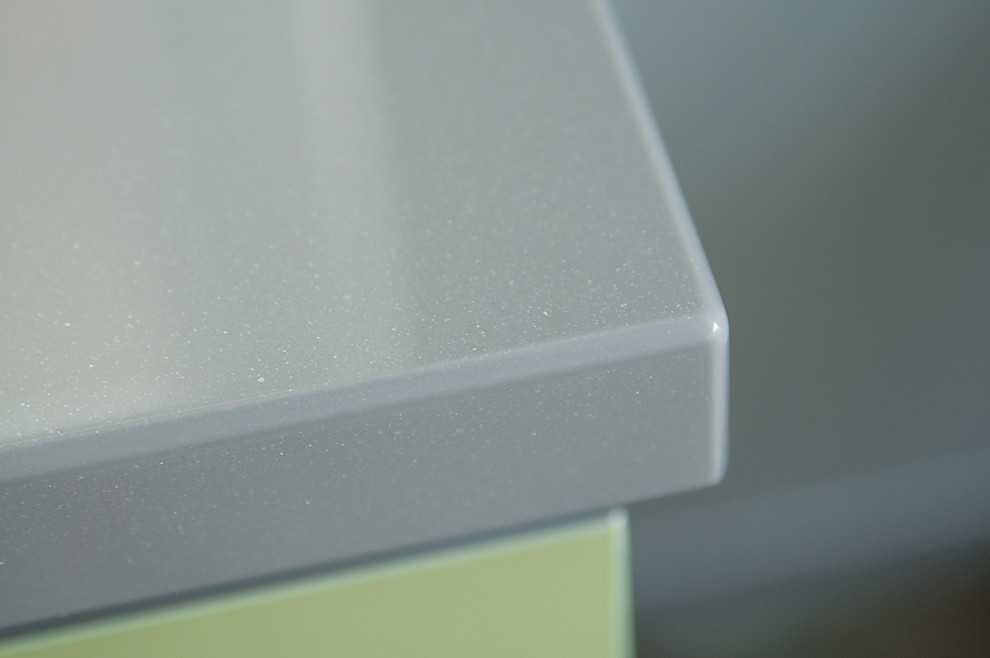 Большая кухня с барной стойкой