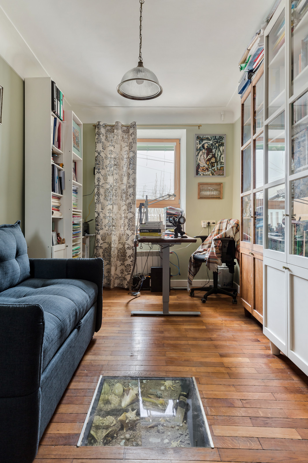 Обложка проекта: Библиотека в старой питерской квартирке