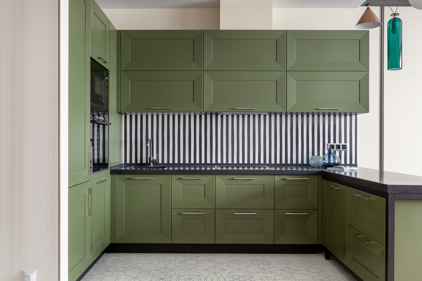 Просто фото: 21 кухня неожиданного цвета