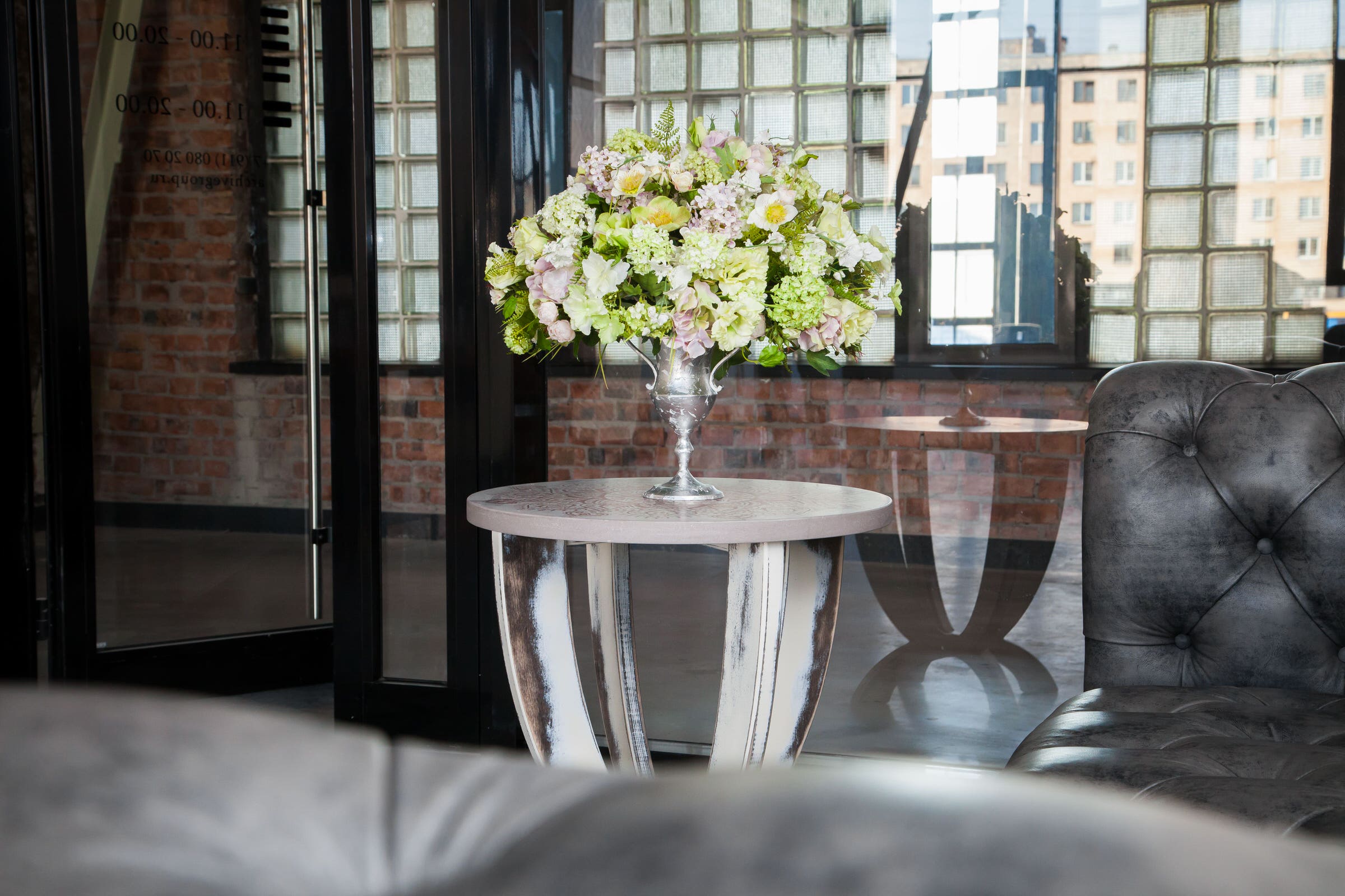 Стол со столешницей из декоративного бетона с росписью.