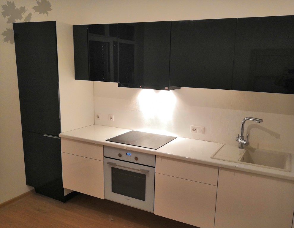 Обложка проекта: Подвесная глянцевая кухня