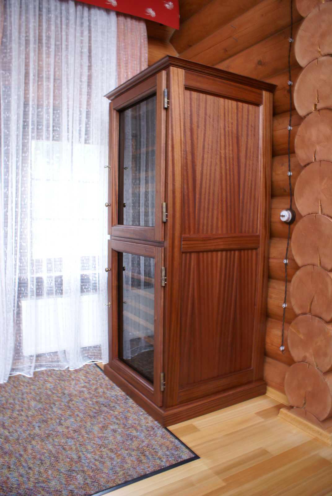 Винный шкаф с хьюмидором из красного дерева / Mahogany Wine Cabinet & Humidor.