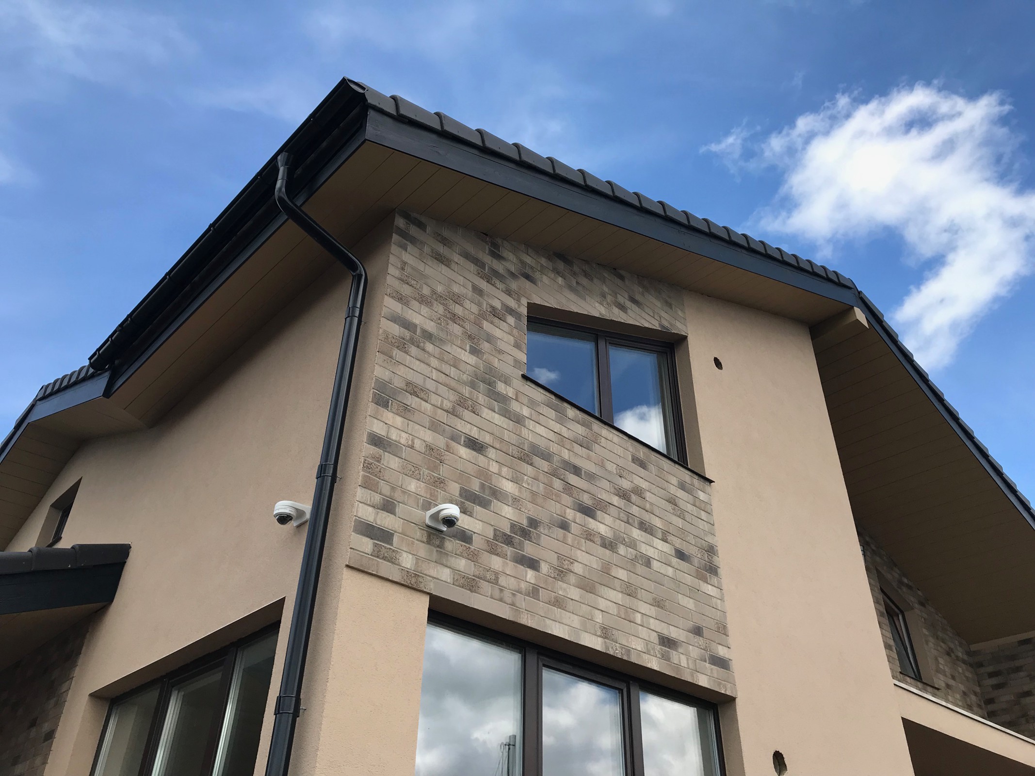 Подшивка свесов фиброцементным сайдингом Cedral.