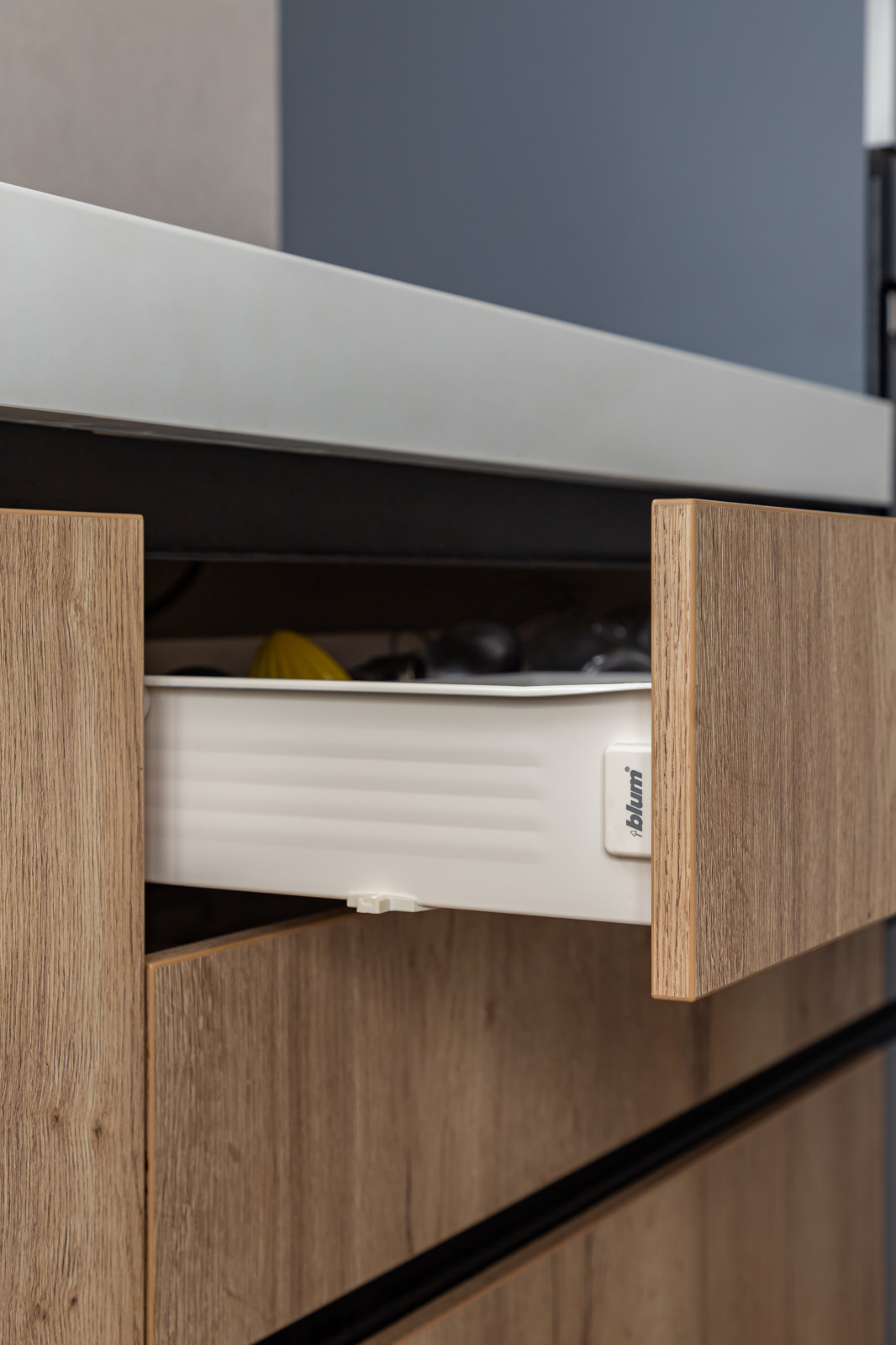 Современная кухня в загородный дом