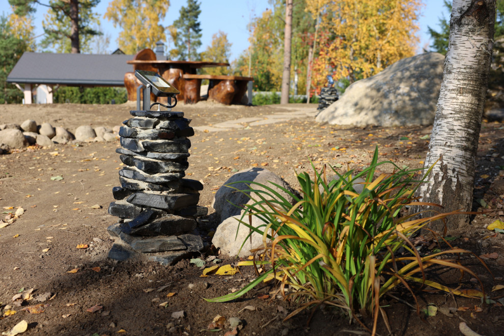 Сад для черной кошки и белого кота