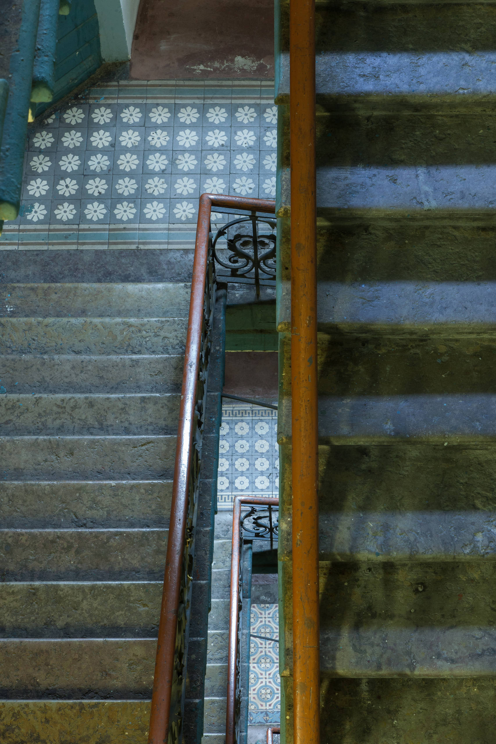 Фотоохота: 24 кадра из парадных доходного Петербурга