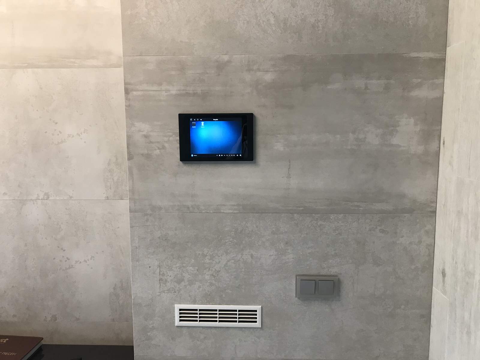 Бассейн с кинотеатром и "умным" управлением