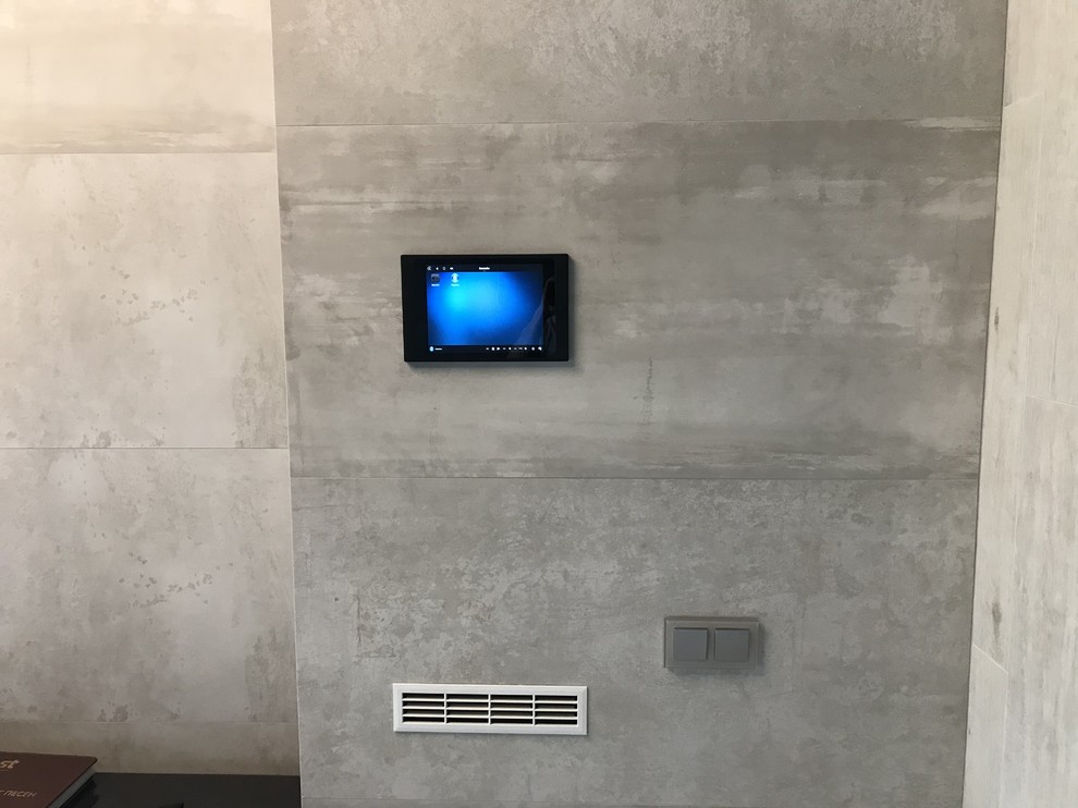 Бассейн с кинотеатром и "умным" управлением