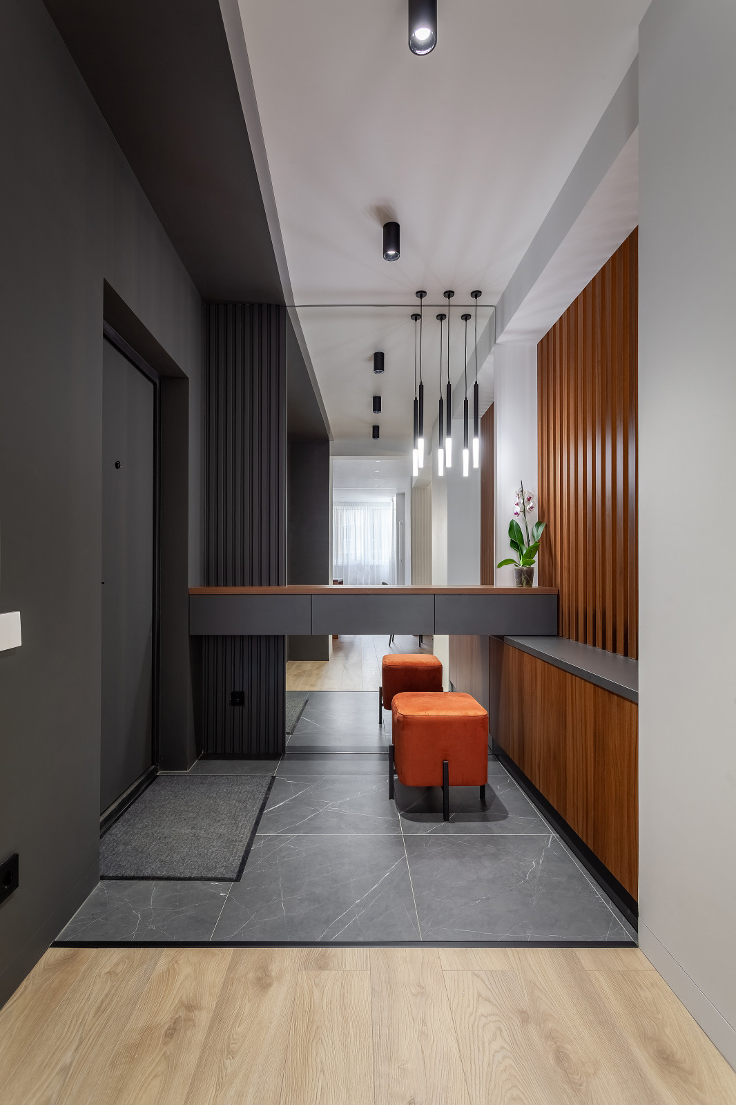 зеркало и консольная тумба с выдвижными ящиками Blum на tip-on