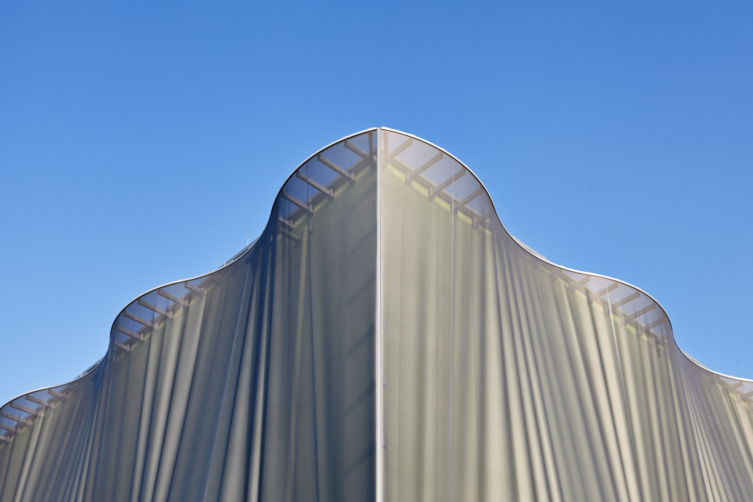 Архитектура: На что способны текстильные фасады