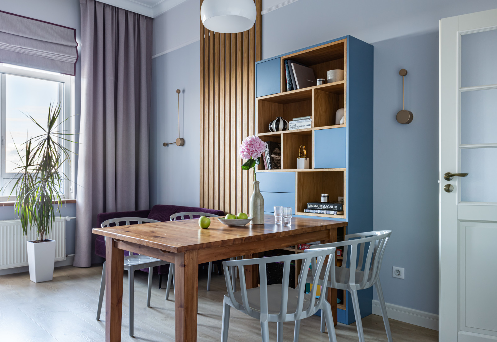 Кухня в Петергофе с высокими потолками