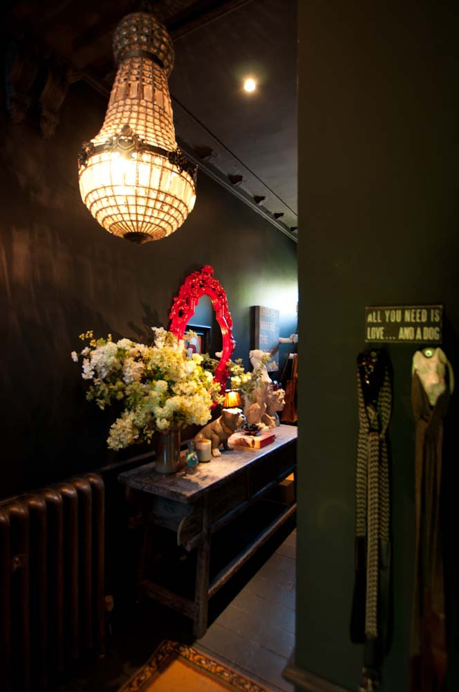 Раздвигая пространство: 13 проверенных способов сделать коридор светлее