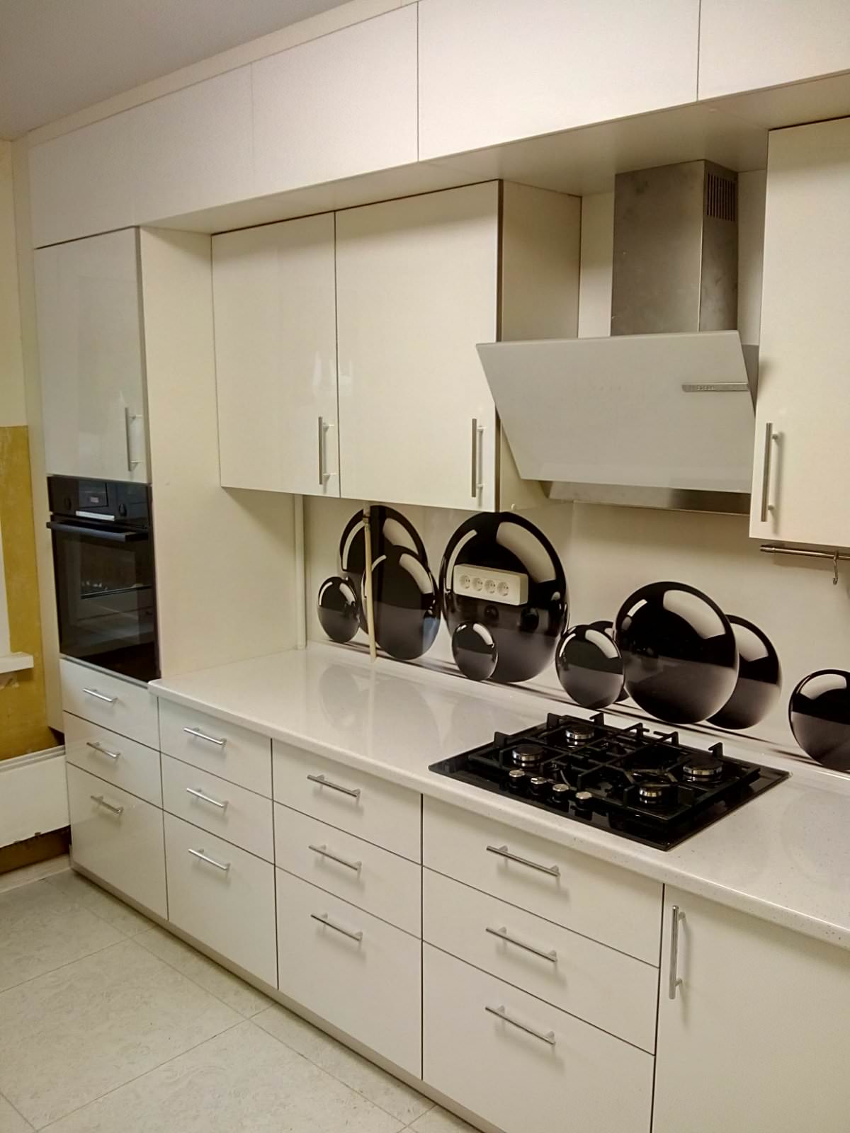 Обложка проекта: Белая линейная кухня