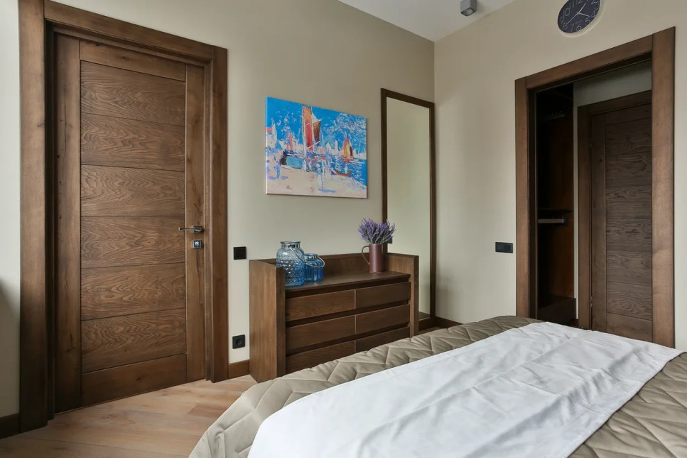 Спальня супругов: комод, двери, плинтус, зеркало, обрамление проема