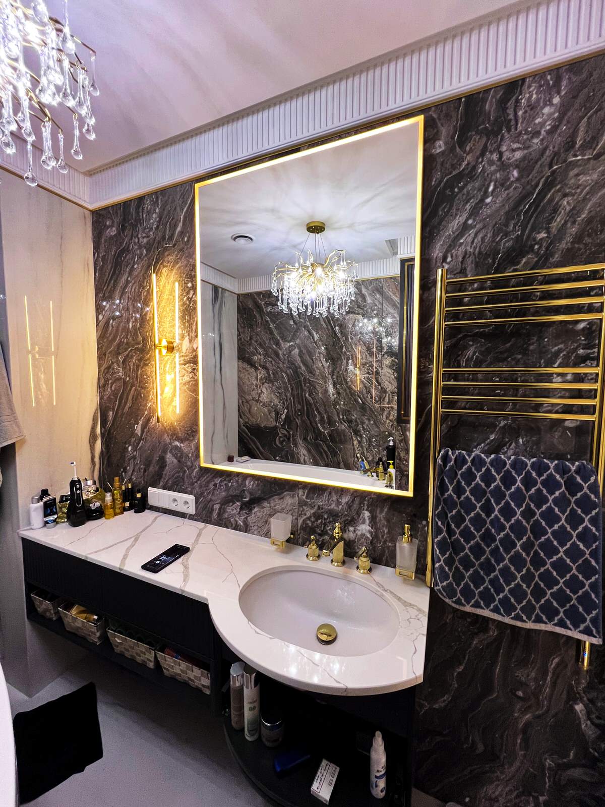 Зеркало в сатинированной раме с подсветкой