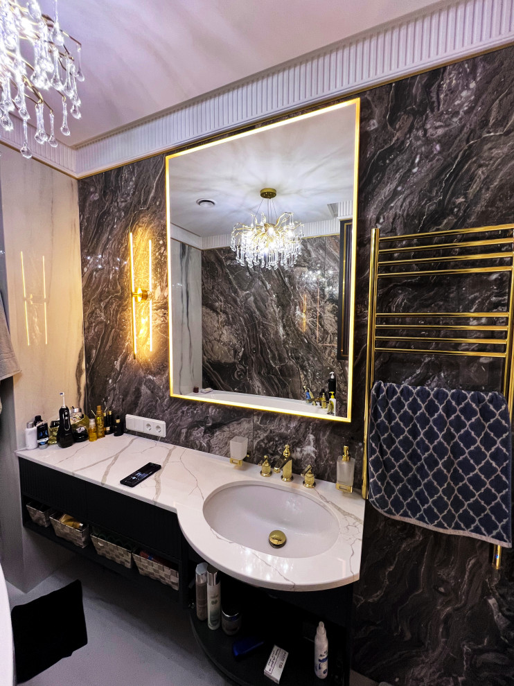 Зеркало в сатинированной раме с подсветкой