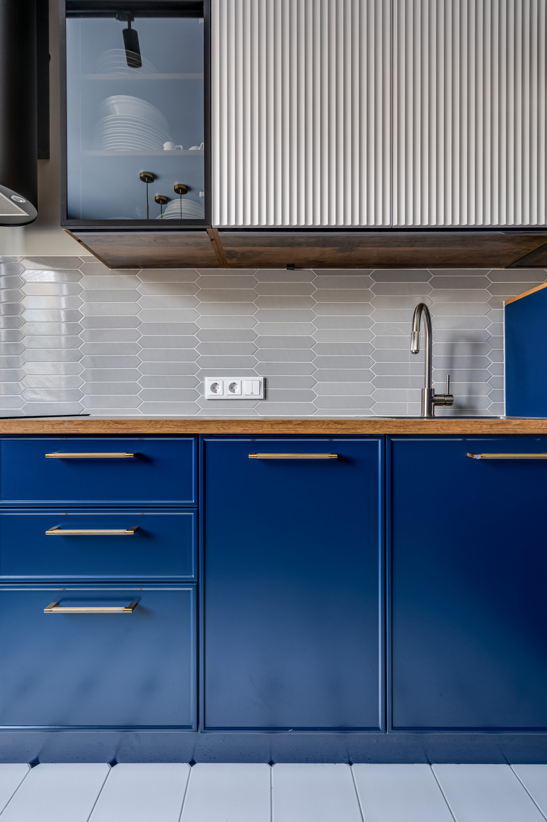 Современная синяя кухня