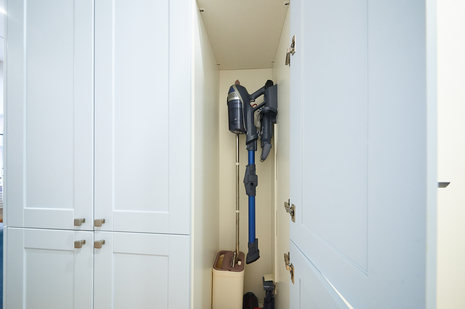 Кухня из эмали и шкаф для хранения