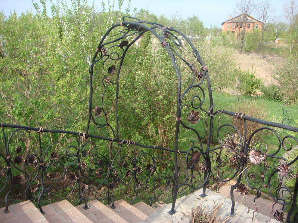 Кованые ограждения в саду, г. Звенигород