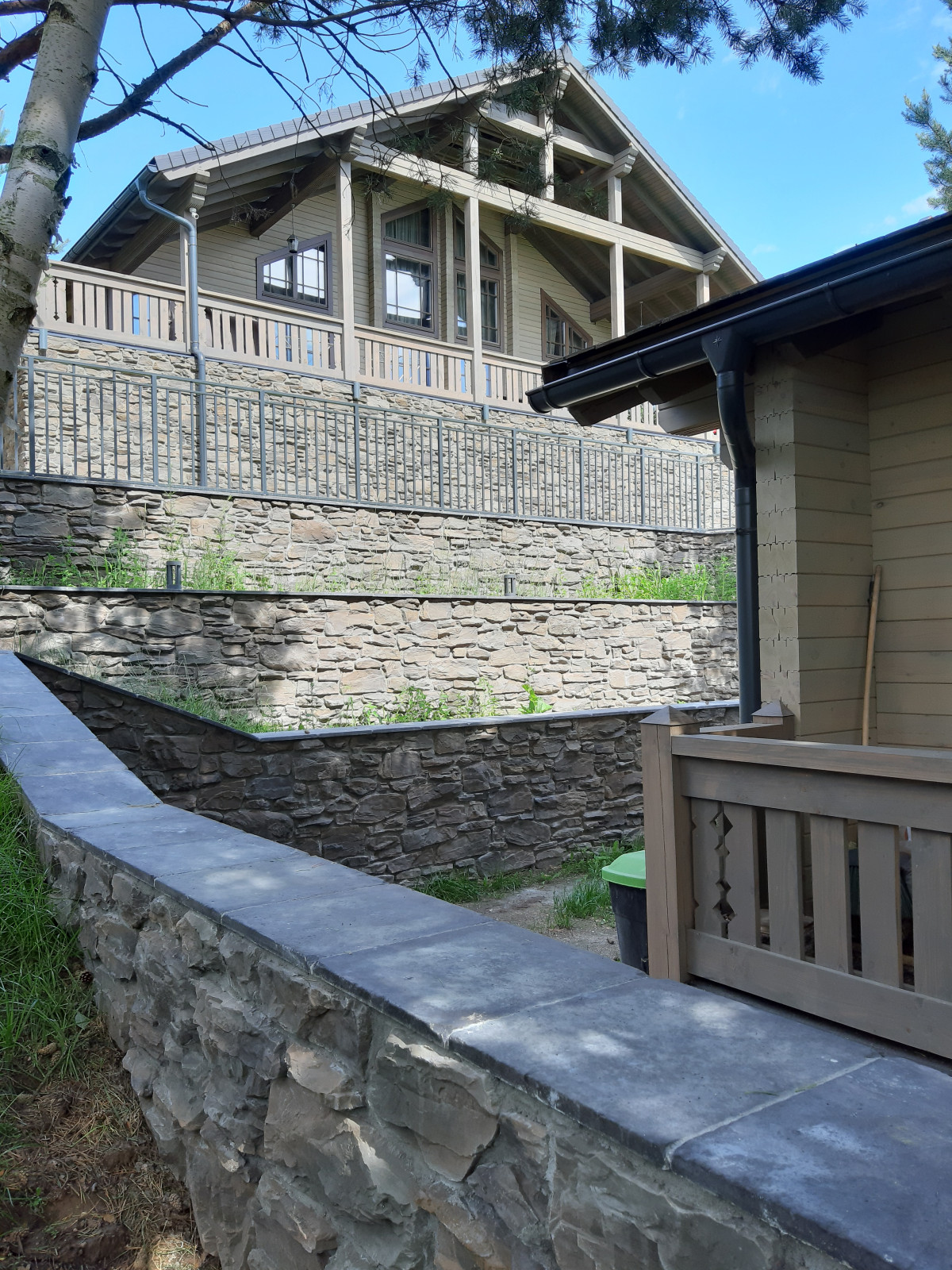 Дом из бруса в стиле шале.