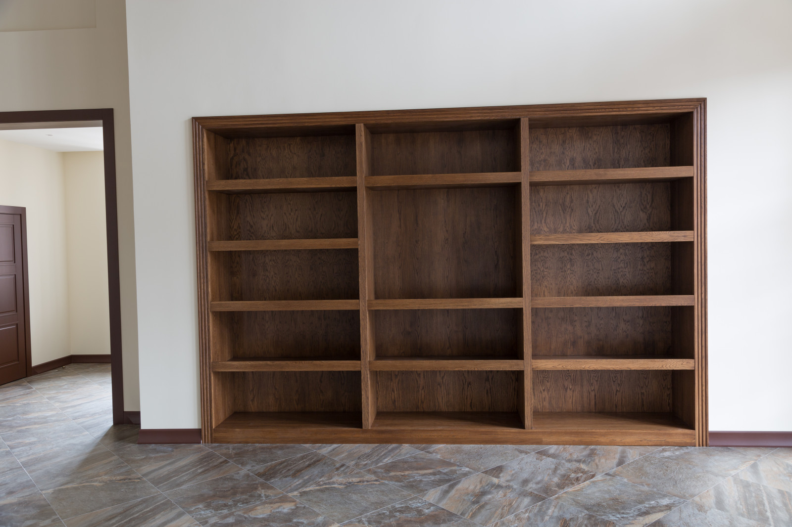 Встроенный открытый шкаф в каминной из дуба в масле