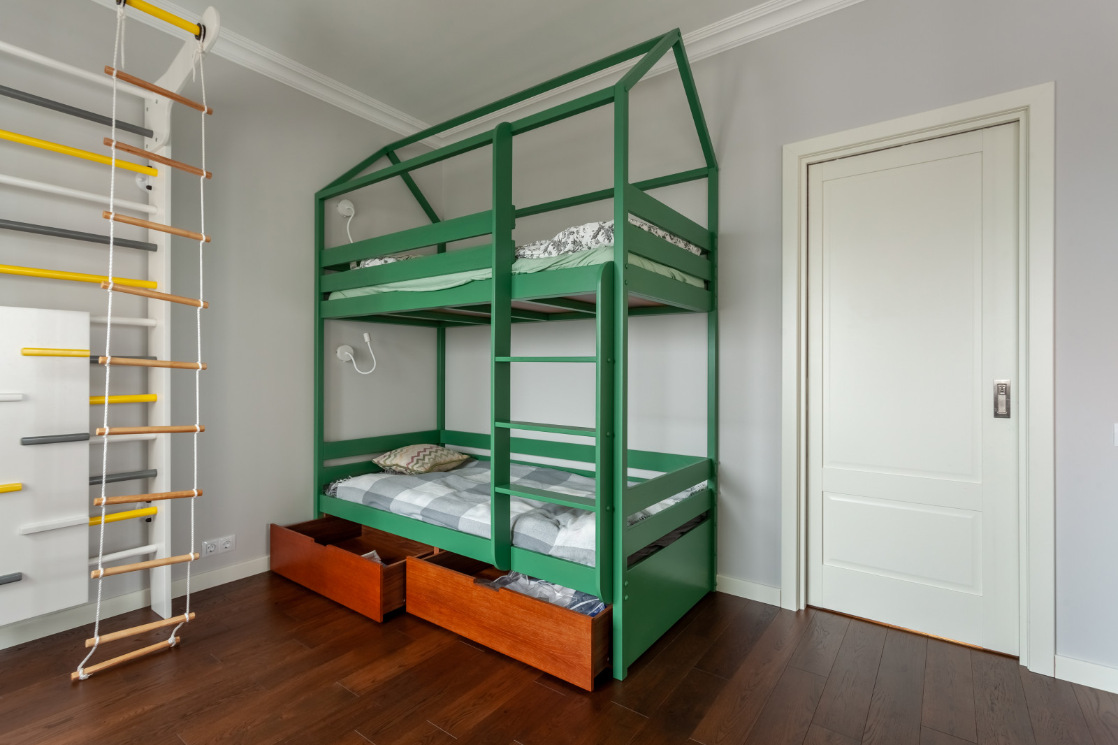 Детская двухъярусная кровать-домик