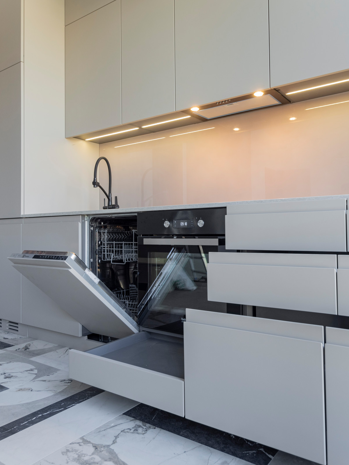 Большая стильная кухня в неоклассическом стиле в светлых тонах