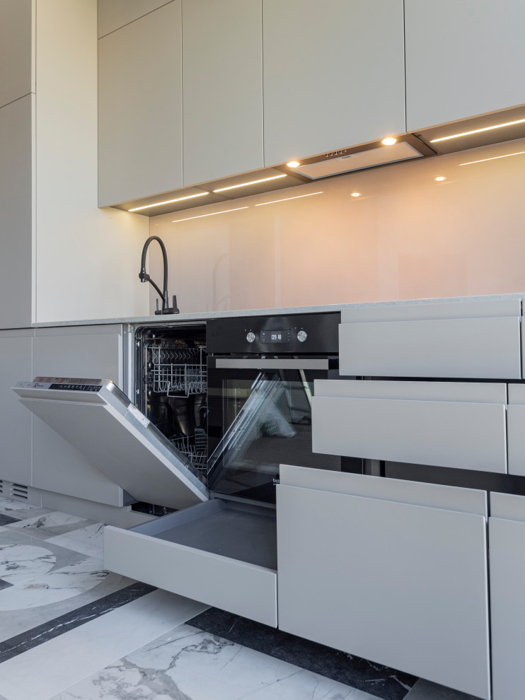 Большая стильная кухня в неоклассическом стиле в светлых тонах