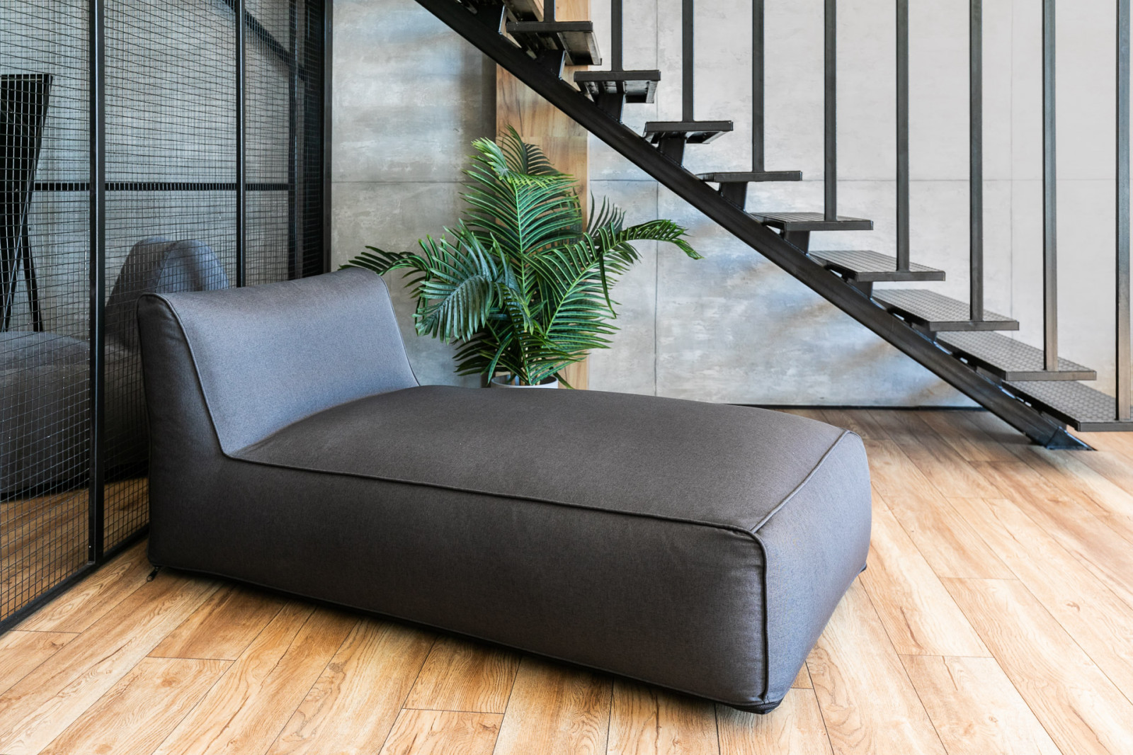 Темная мягкая мебель