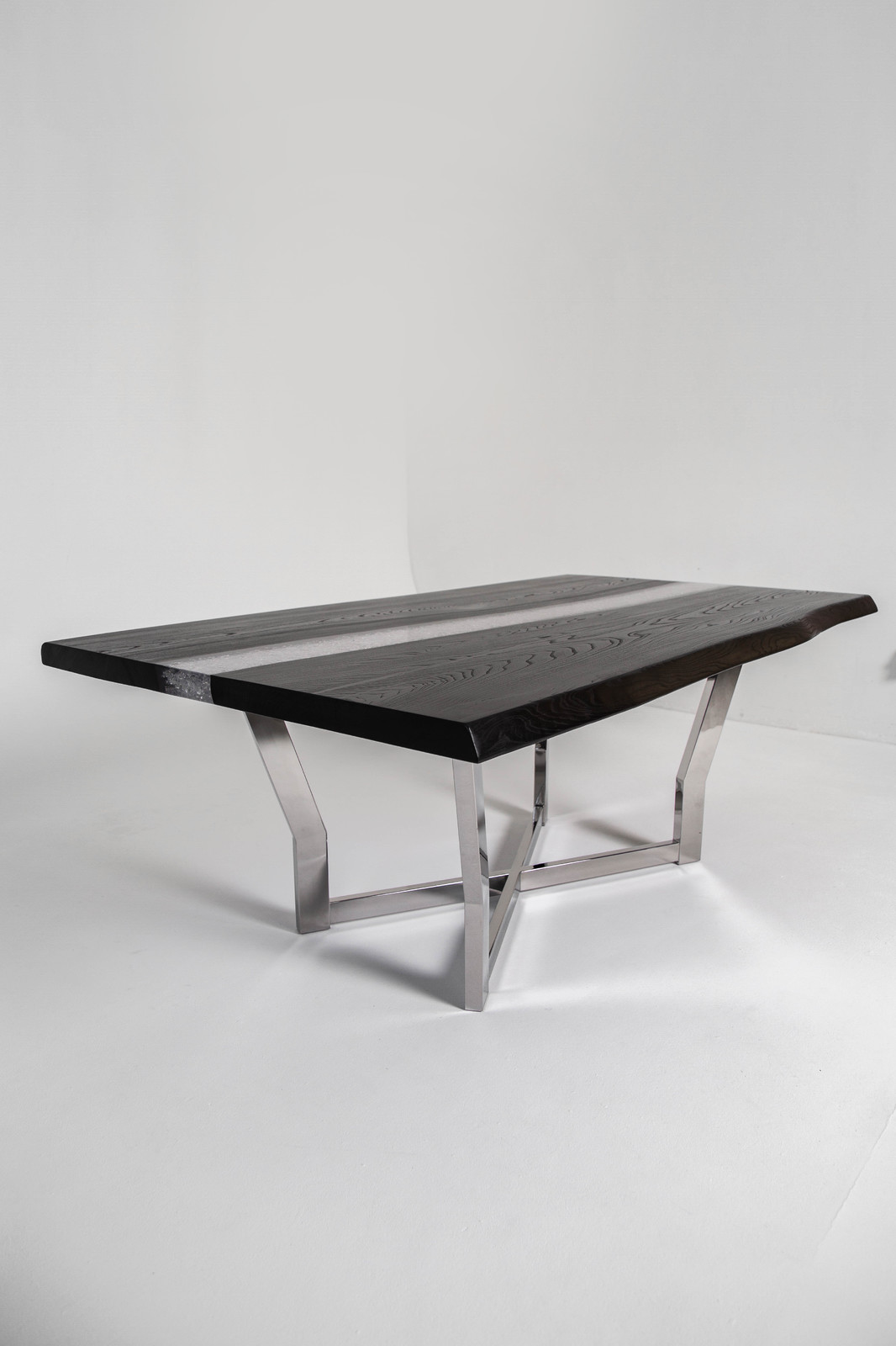 Стол-река из черного ясеня Black Diamond