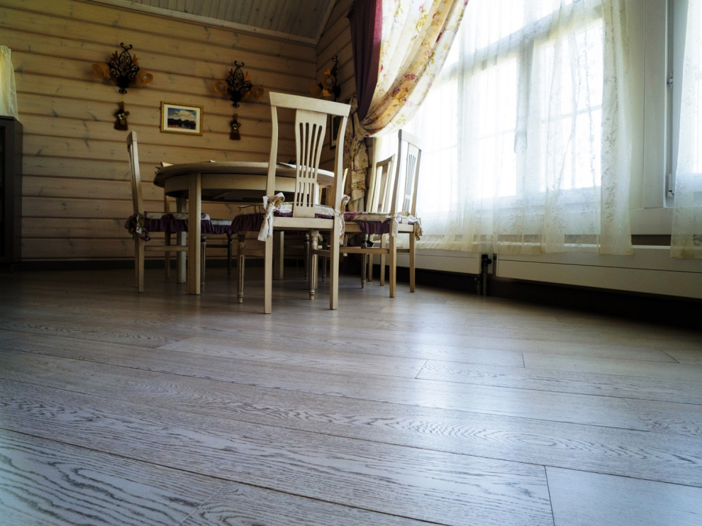 Паркетная доска из массива дуба Tantum Quercus в интерьере (загородный дом)