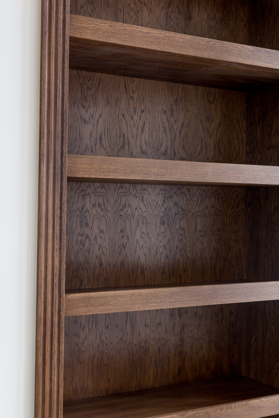 Встроенный открытый шкаф в каминной из дуба в масле