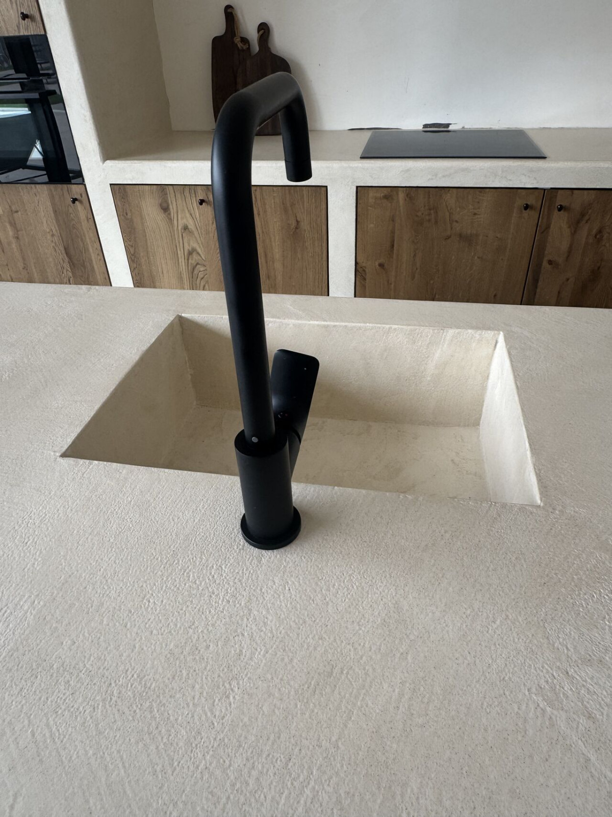 Кухня в стиле минимализм с отделкой под микроцемент