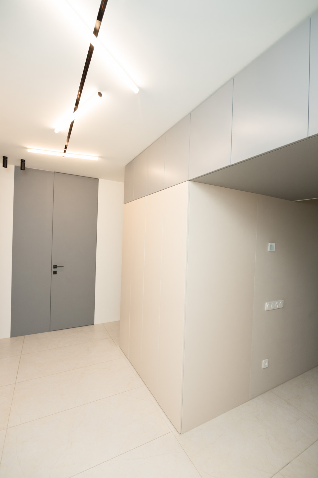 Минималистичные шкафы в прихожую