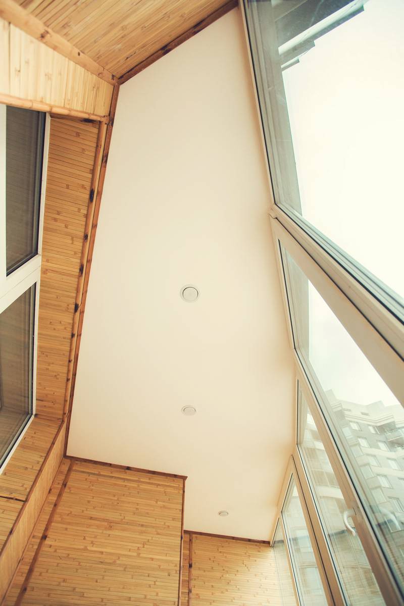 Остекление, утепление и отделка балкона в восточном стиле