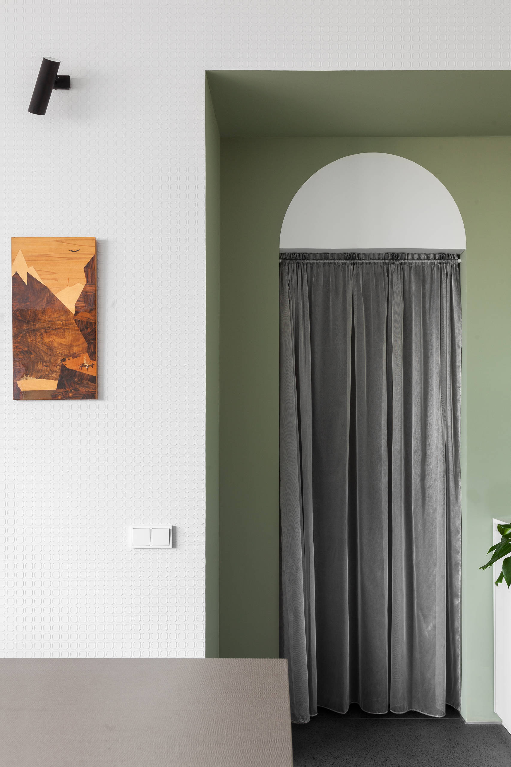 Houzz тур: Квартира в духе 1970-х — с розовым туфом и винтажем