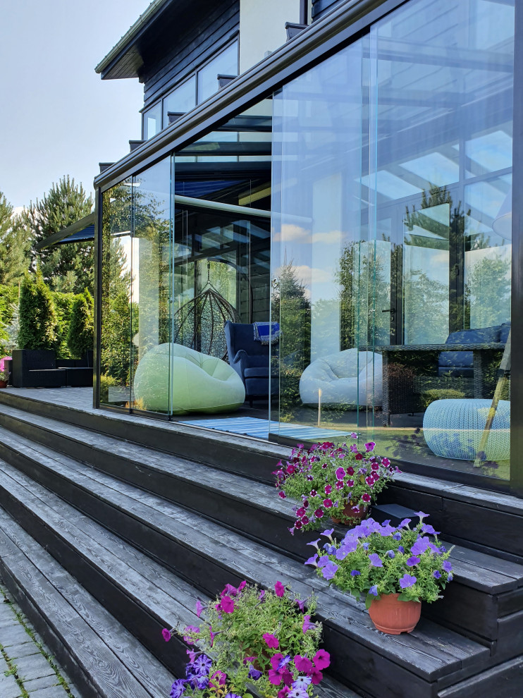 Веранда с безрамным остеклением Weinor и маркиза Markilux