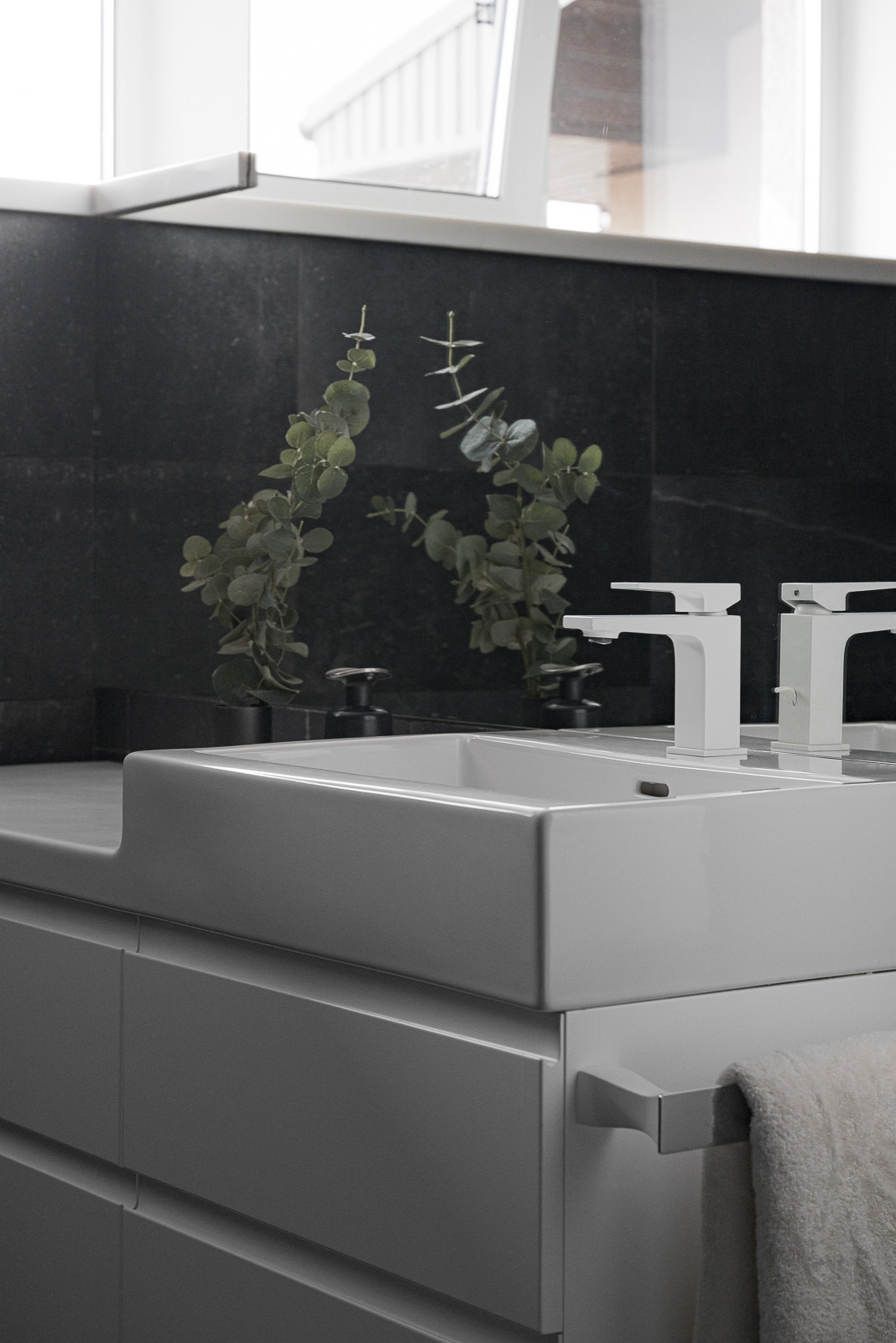 Мебельное наполнение загородного дома. "Родовое гнездо" отца и двух сыновей.