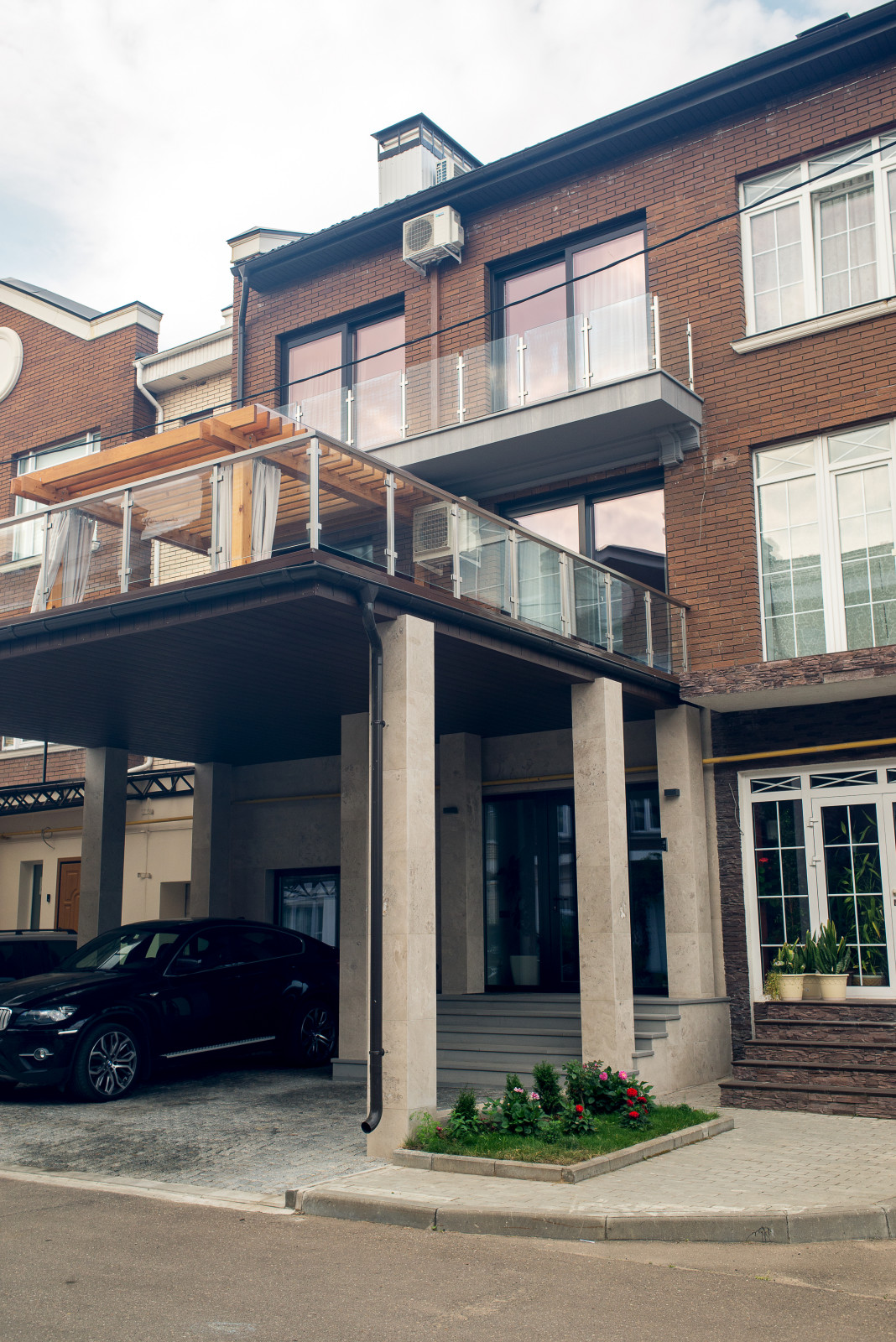 Современное остекление на Остафьевской (дерево-алюминиевые окна)