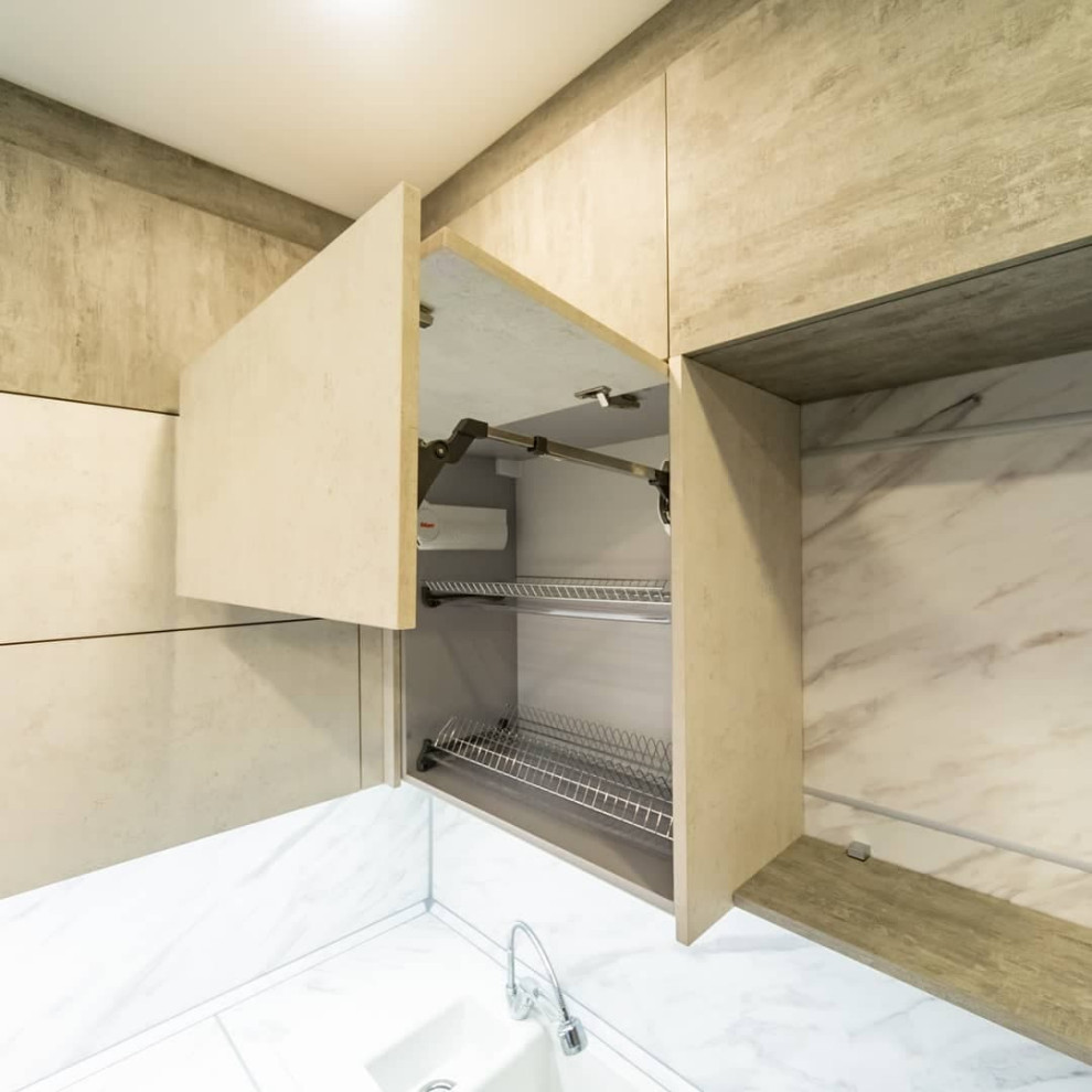 Серая угловая кухня с экстраматовыми фасадами