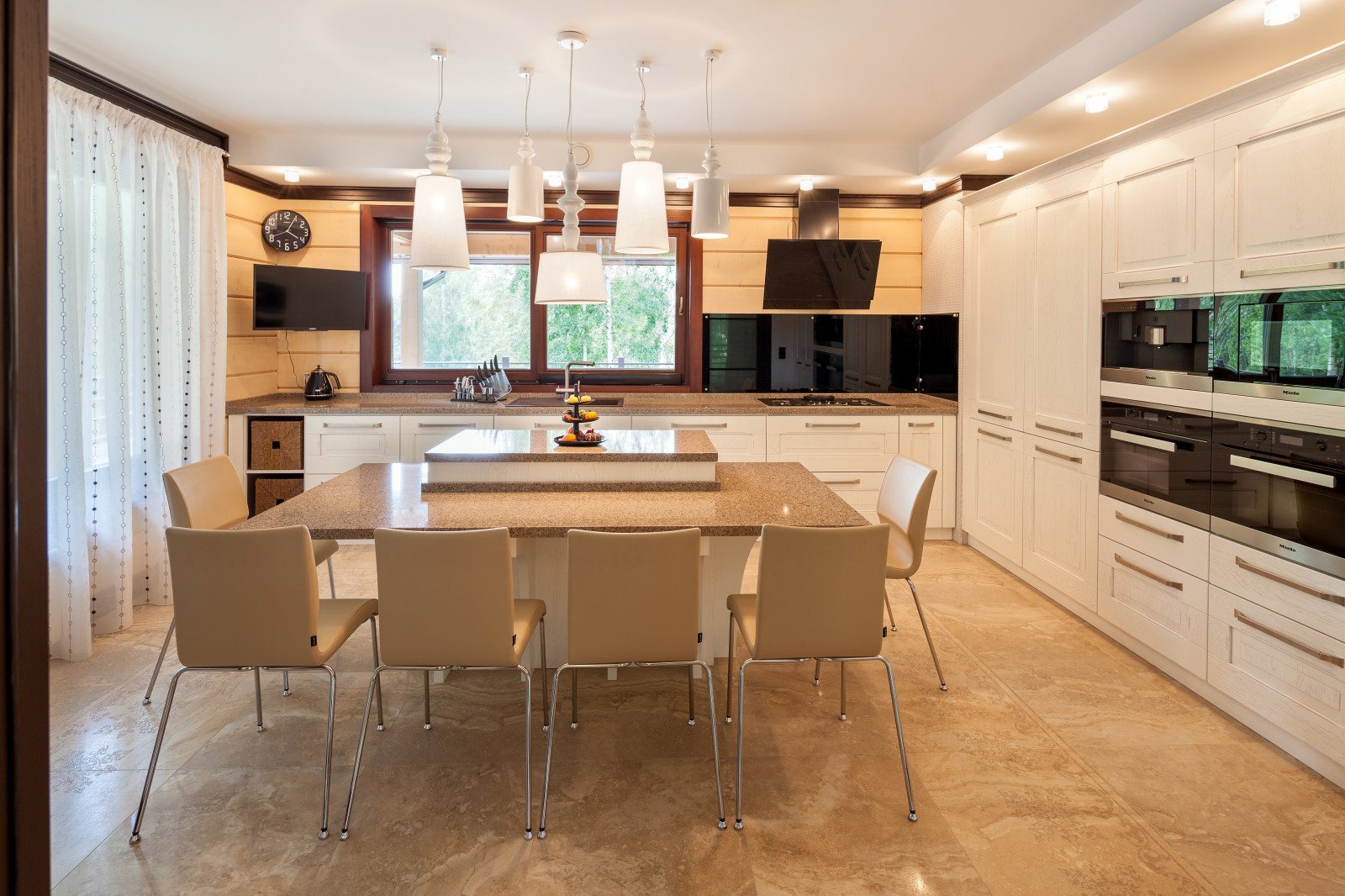 Интерьер трехэтажного загородного дома в Нижегородской области