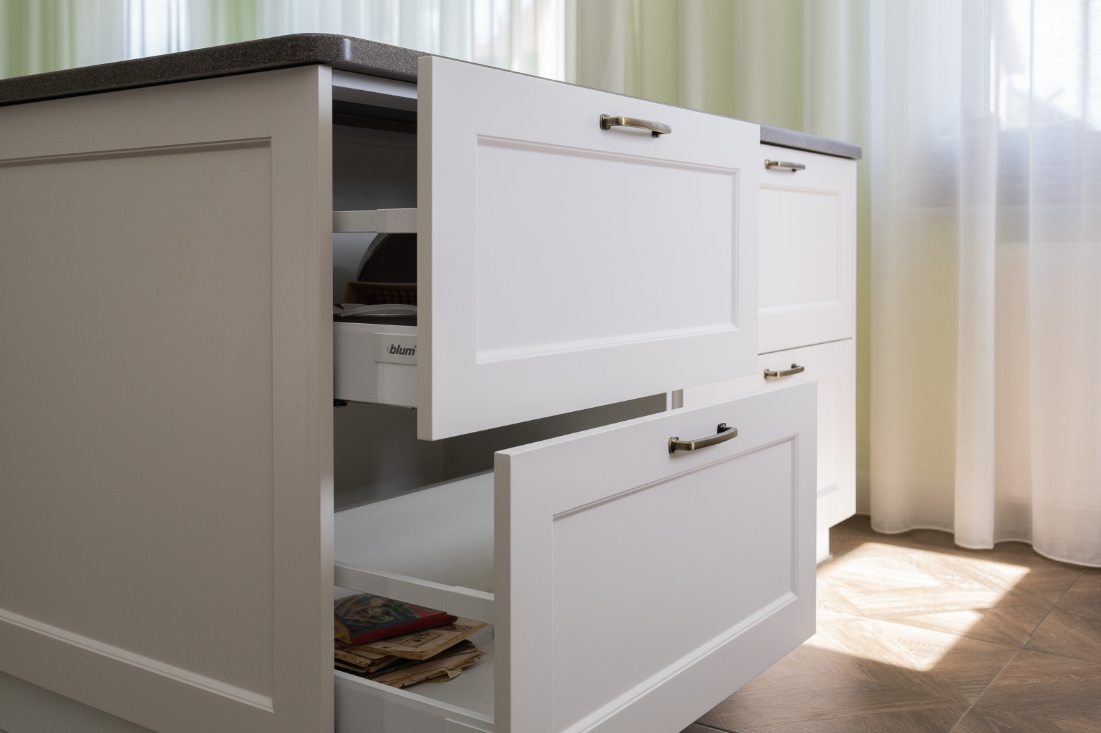 Кухня с островом и каменной столешницей