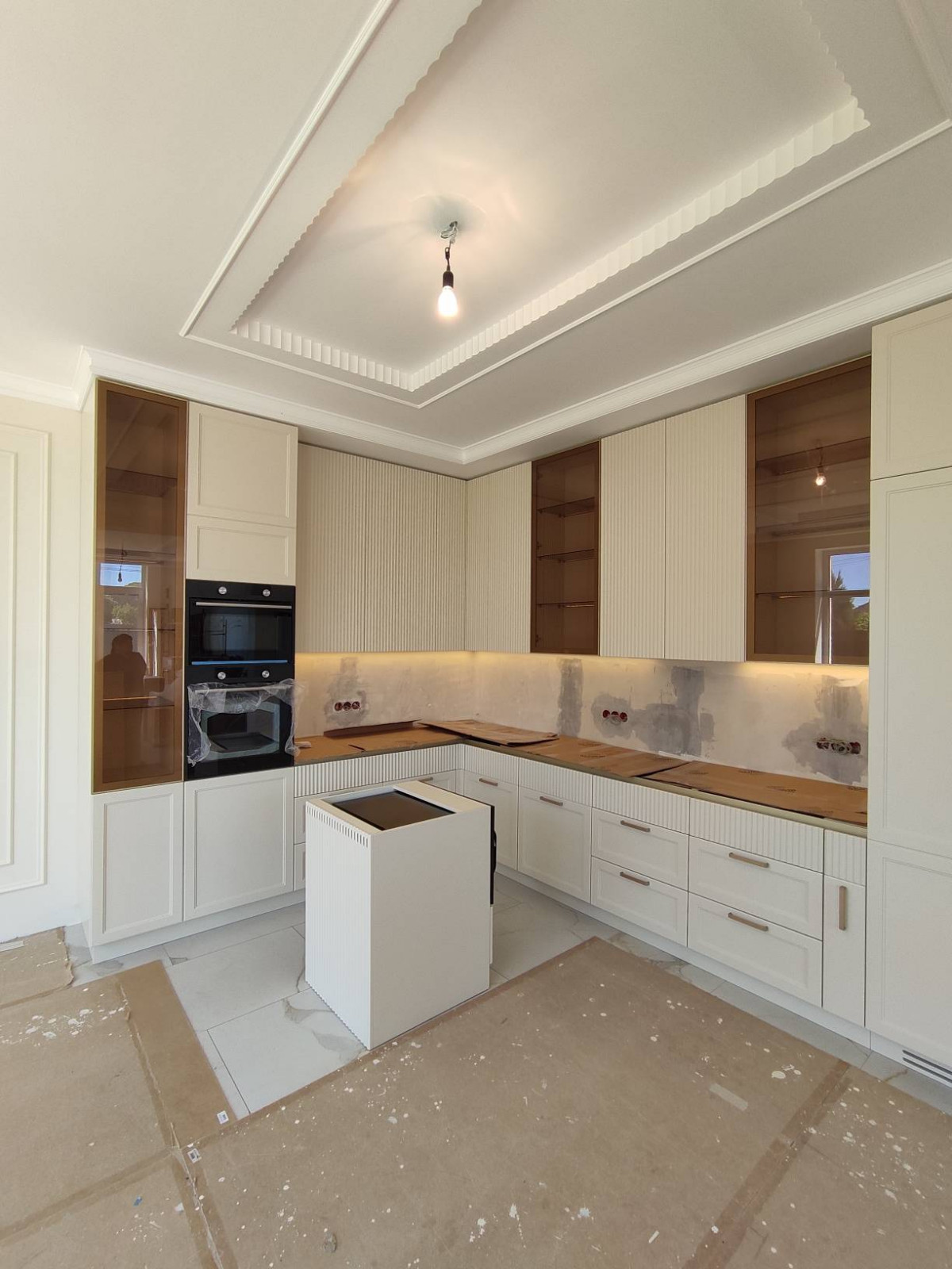 Кухонный гарнитур с фрезерованными фасадами в дом