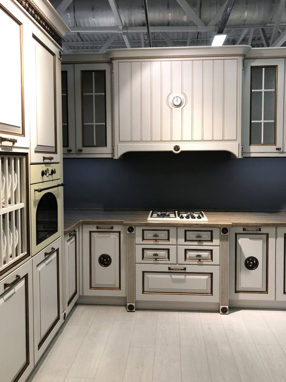 Обложка проекта: Классическая кухня благородного цвета кашемир с античной патиной