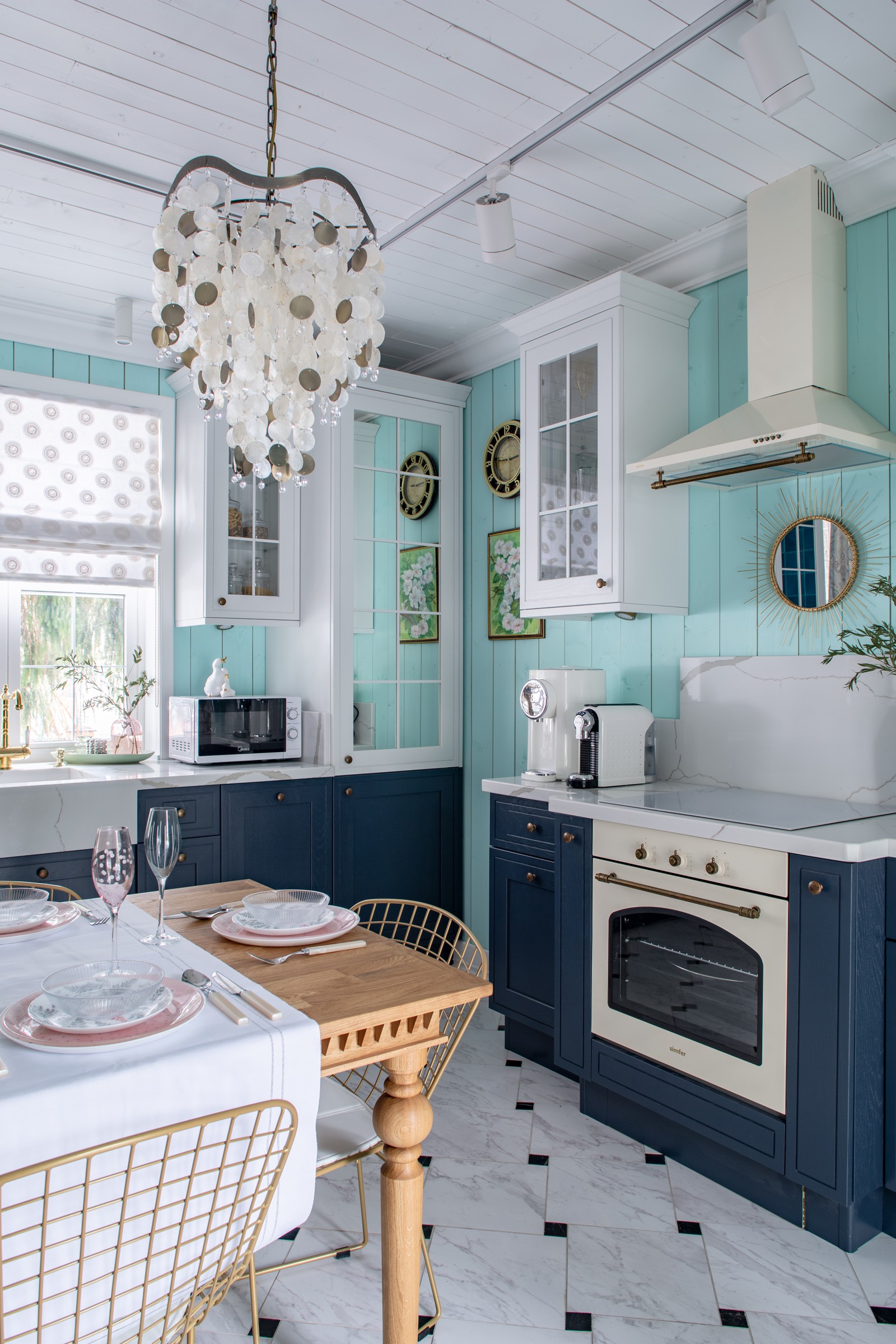 Кухня-столовая в мятных тонах