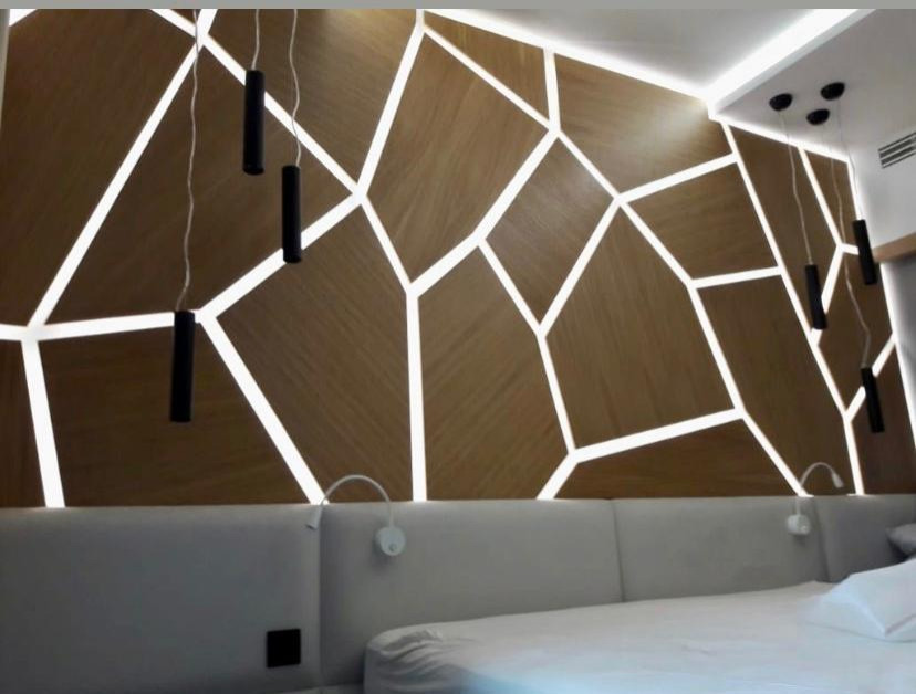 Декоративная стеновая панель с подсветкой.