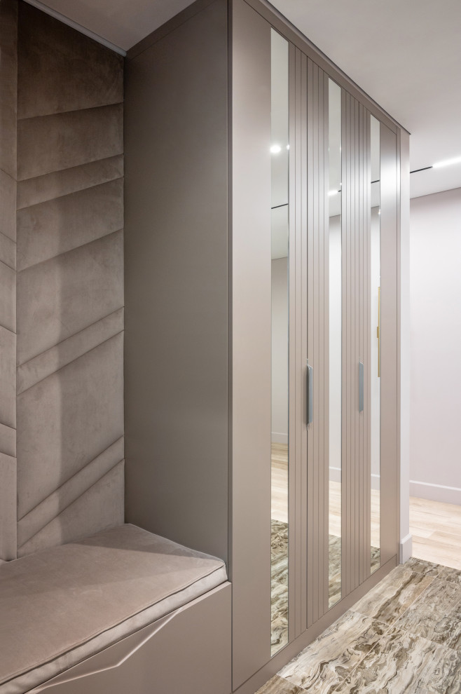 Шкаф с интегрированными зеркалами