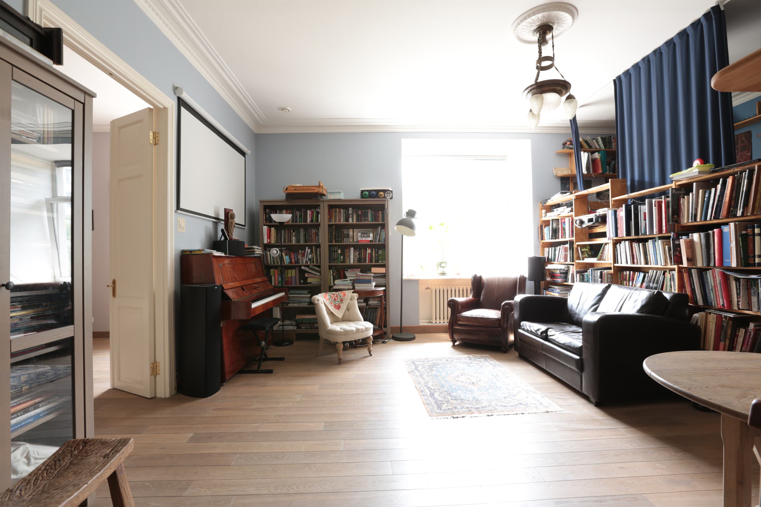 В гостях: Дача в семейной библиотеке для большой семьи