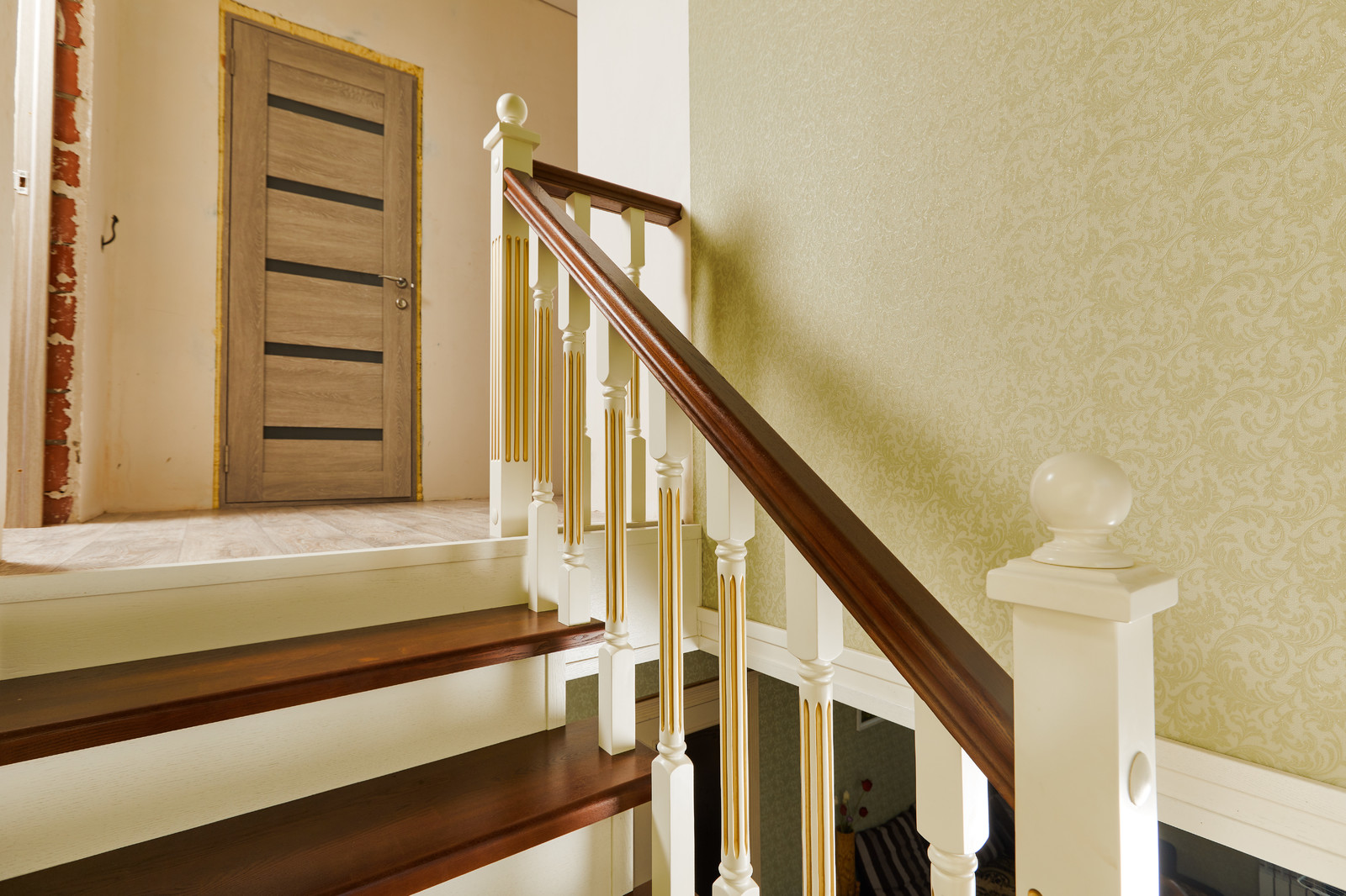 Лестница с резным подступенком